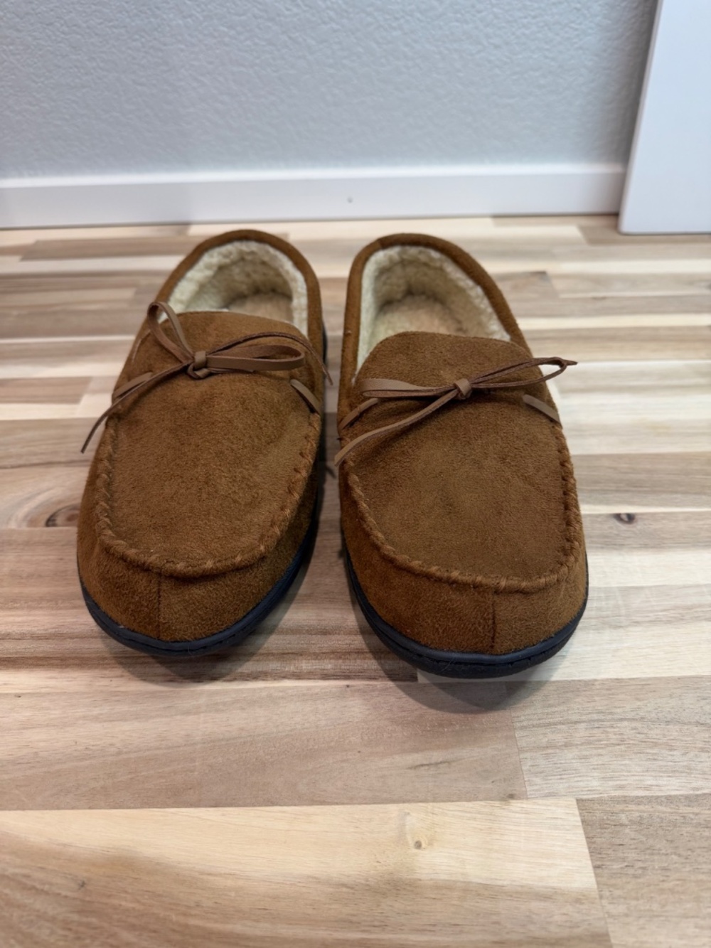 isotoner Men's Brown Faux Fur Slipper | Size 8-9